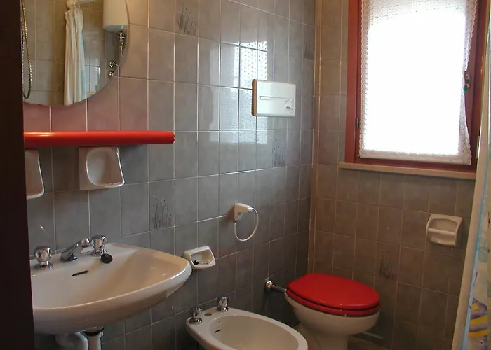 Valbella Con Piscina アパート