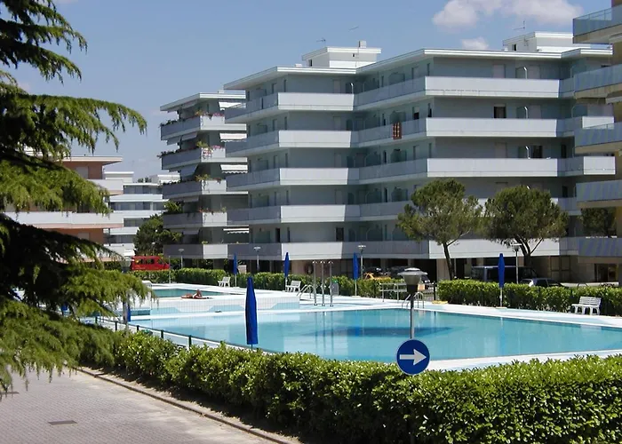 Valbella Con Piscina アパート *